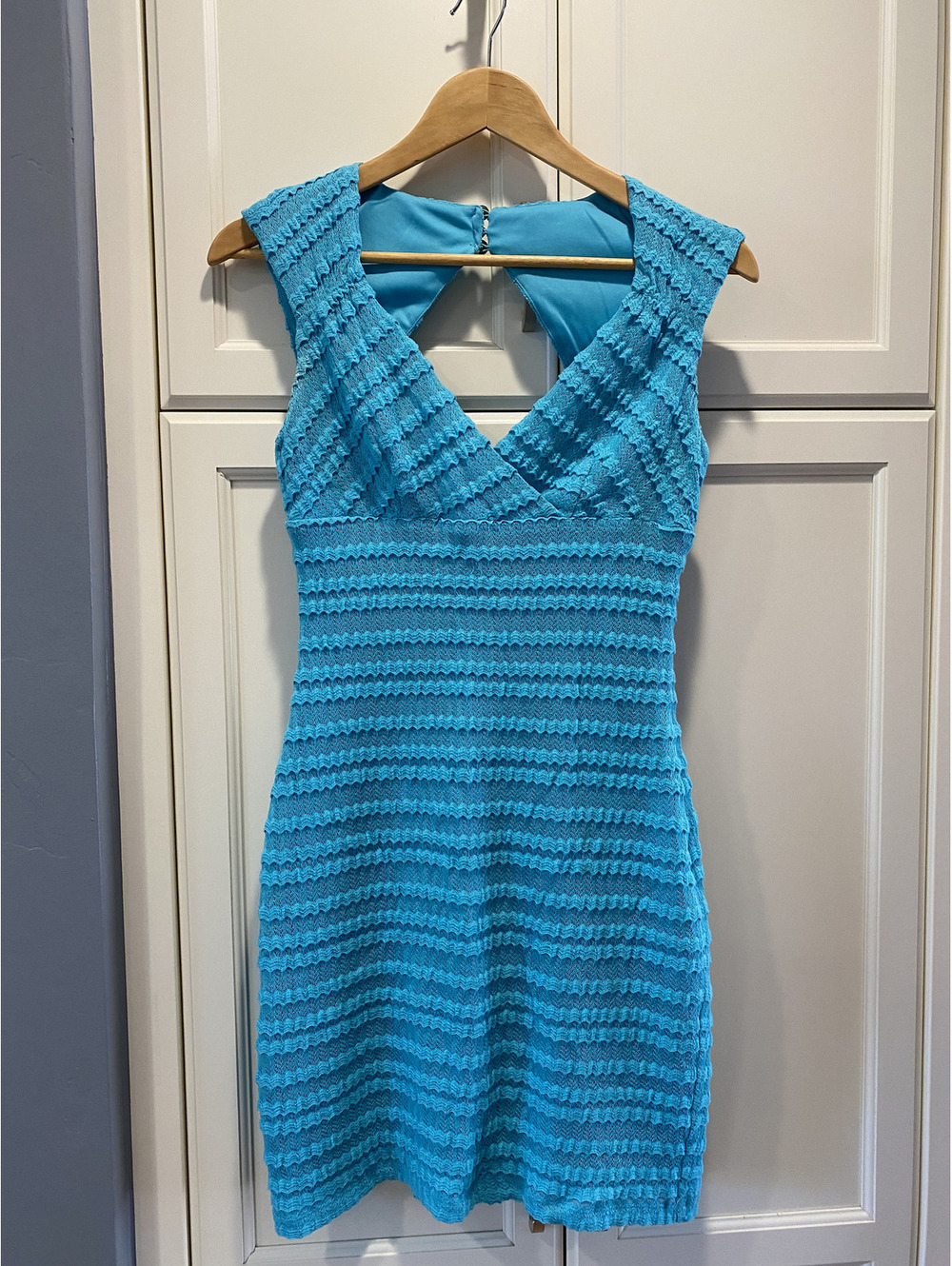 Guess Los Angeles Women's Blue Textured V-Neck Sleeveless Dress Size 4,